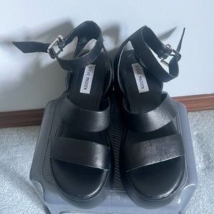 Steve Madden. Black chunky platform sandals. Size 6